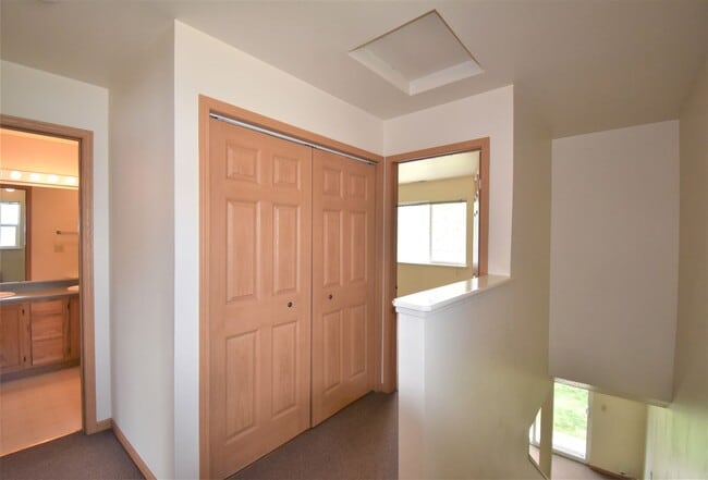 Building Photo - Centrally Located 3b 1.5ba Townhouse with attached Garage and Patio!