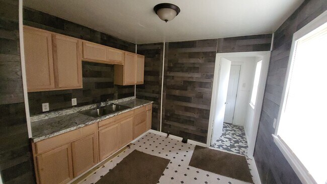 Building Photo - 2-bedroom, newly remodeled home on Flint's Southwest side.