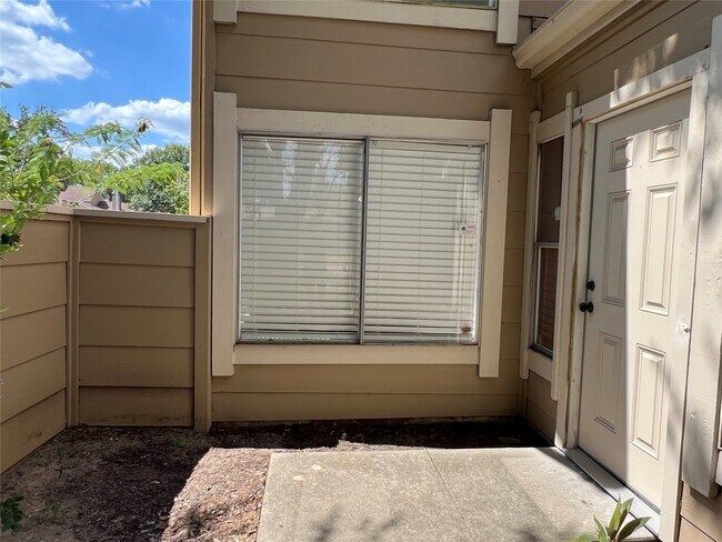 Building Photo - 2372 Woodland Park Dr