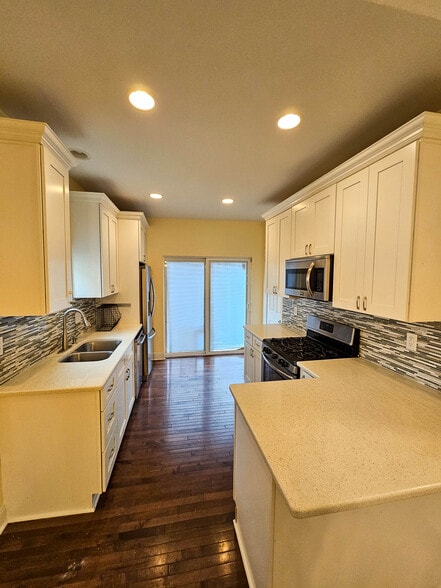 Building Photo - 389 W 4th Ave