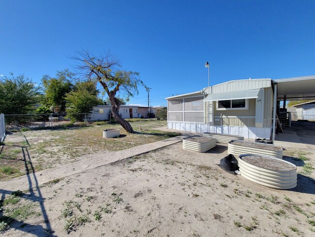 Building Photo - 3 bedroom home available in Thermal CA