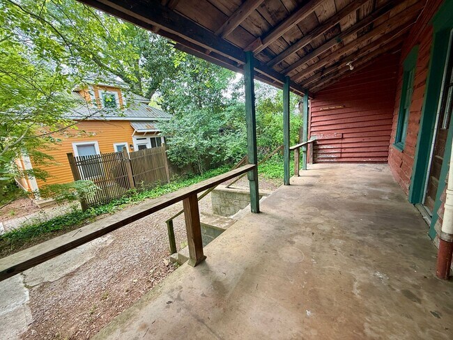 Building Photo - Two Bedroom with Great Screened Porch!