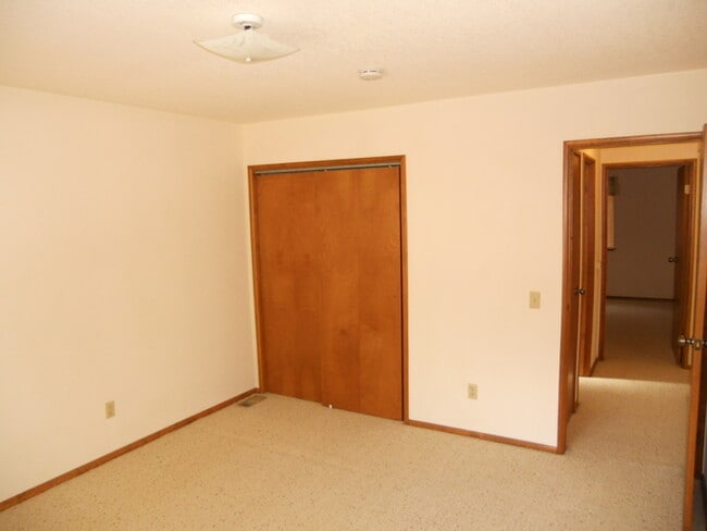 Building Photo - Charming 3-Bed, 2-Bath Home with 2-Car Gar...