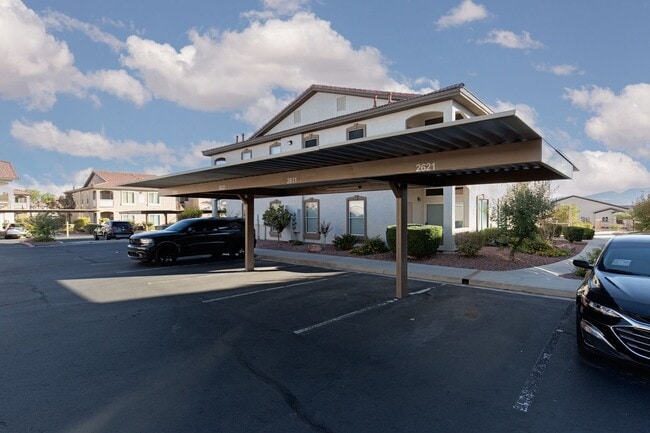 Building Photo - 1st floor unit with garage in gated Hender...