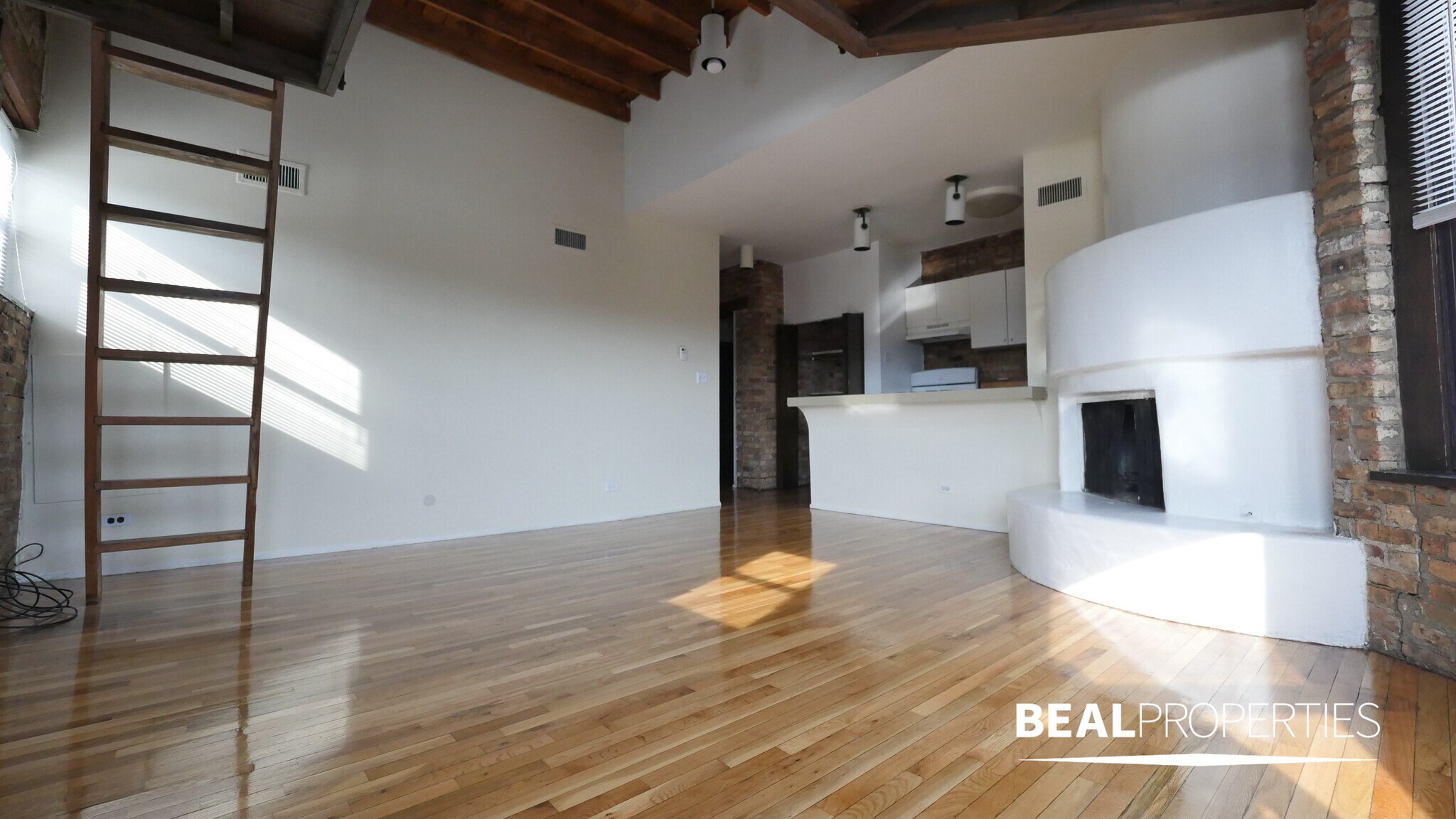 Building Photo - 558 W Wellington Ave