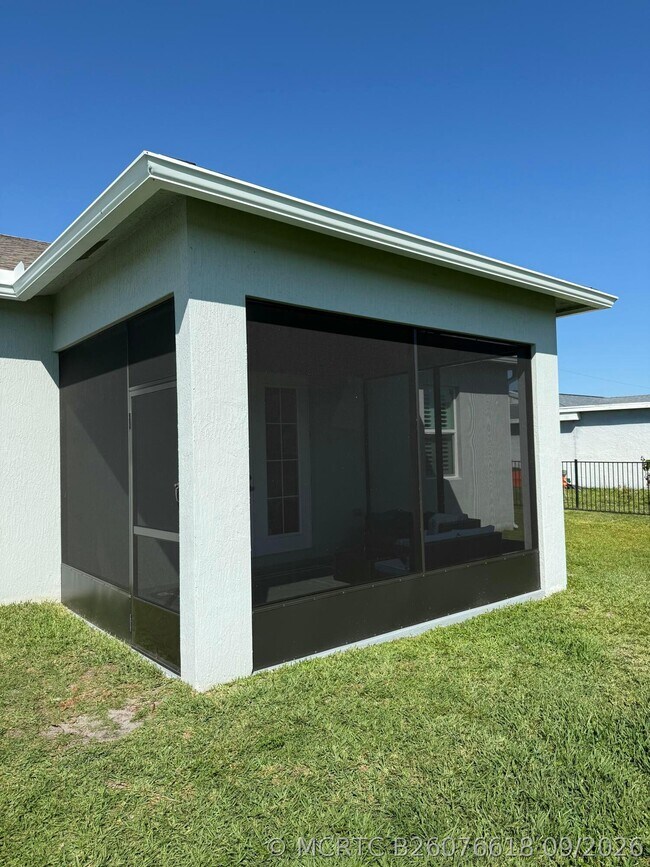 Building Photo - 2161 SE Sunflower St