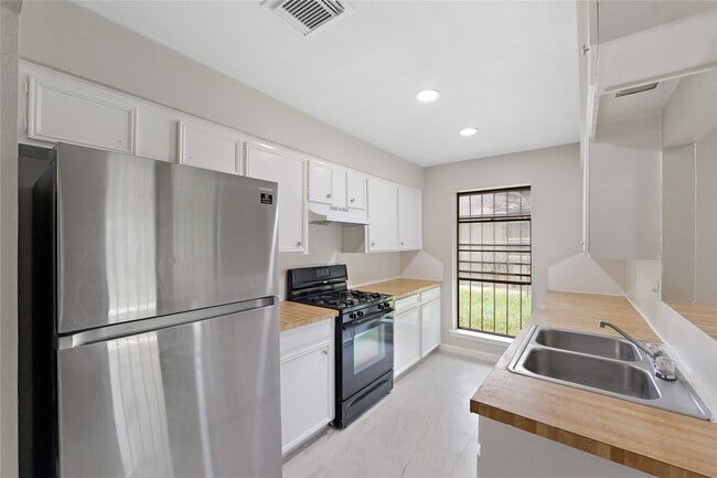 Building Photo - 7111 Pinehook Ln