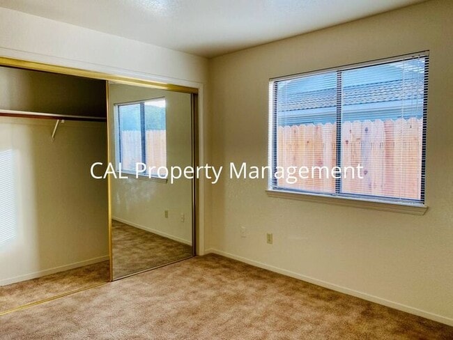 Building Photo - Rare 4 bedroom 2 bath rental in Pine Meadow Estates King City!