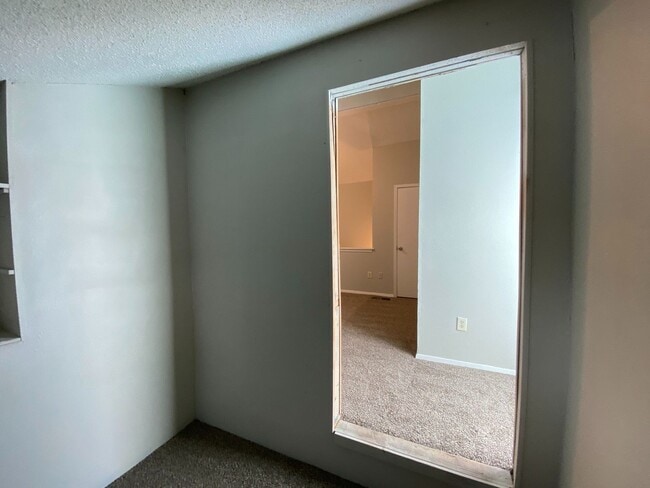Building Photo - Charming Split-Level First-Floor Unit with...