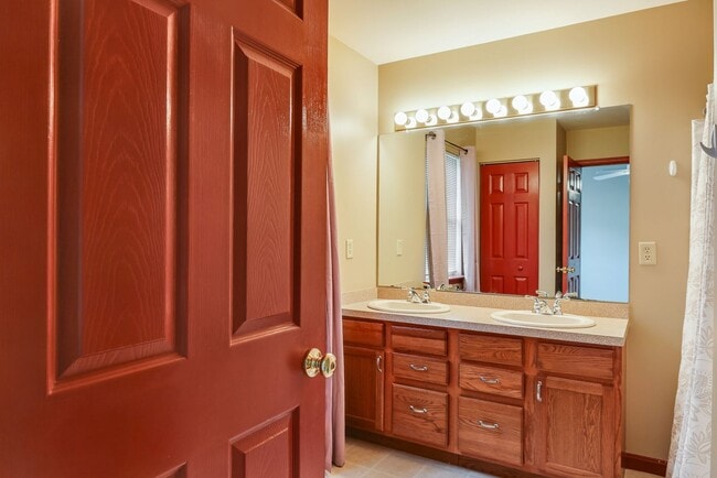 Building Photo - Three bedroom two and a half bathroom town...