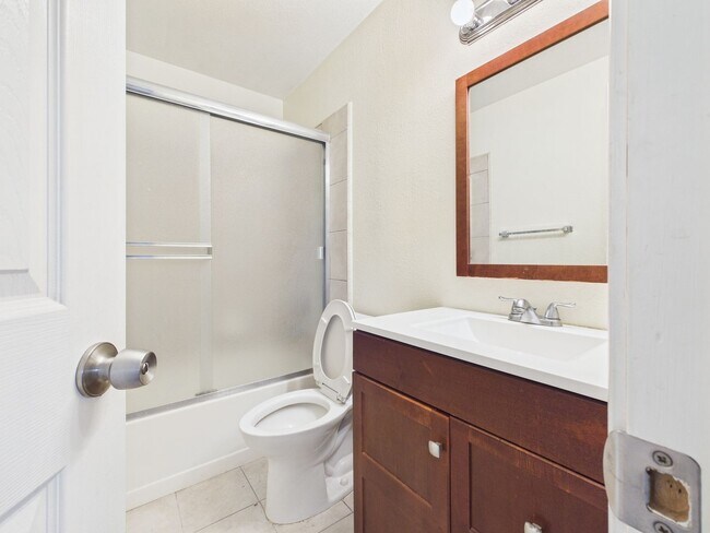 Building Photo - AVAILABLE 3/25 - 1 bed 1 bath condo in Monterey