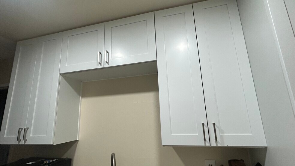 Building Photo - 1082 W Pine St