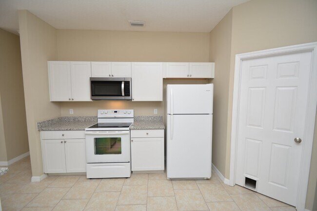 Building Photo - Pool Home with 4 bed, 2 bath located in Se...