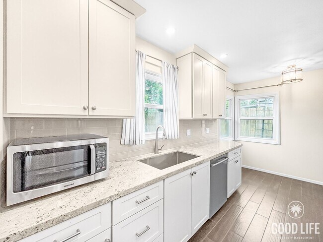 Building Photo - Beautiful 3BD/1.5BA Home in Allied Gardens...