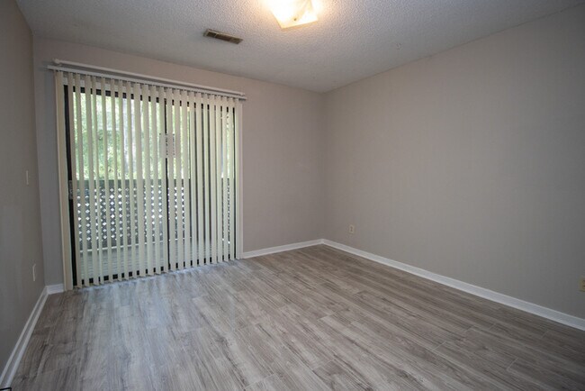Building Photo - Spacious 2BR 2BA townhome in Village Creek!