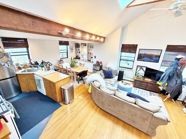 Building Photo - 188 Webster St