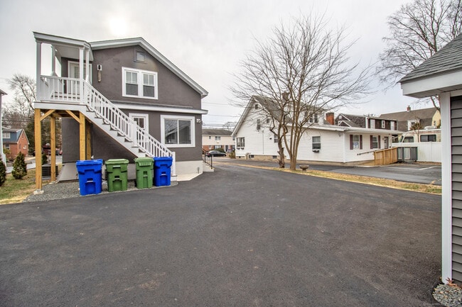 Building Photo - 267 Hebron Ave