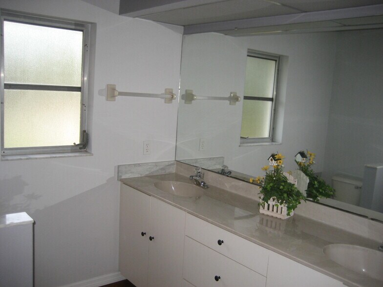 Building Photo - 13231 Windcrest Dr
