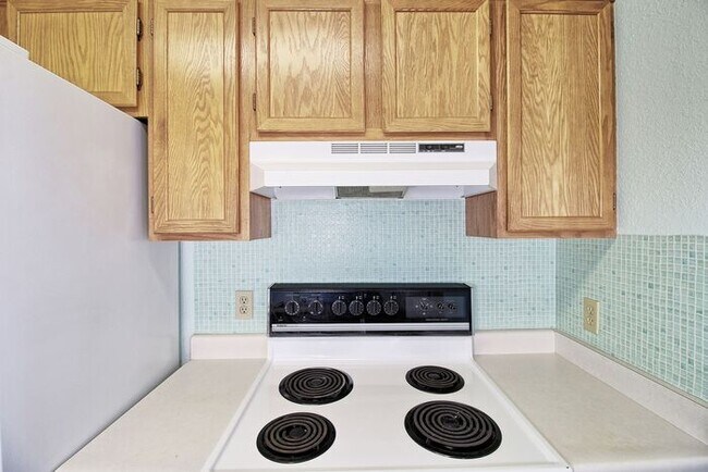 Building Photo - 2 Bed 1 Bath Apartment in Well Maintained Neighborhood!