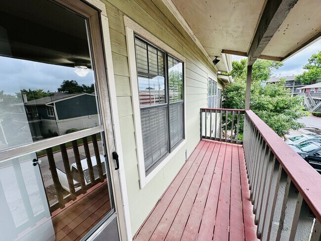 Building Photo - Charming 2BR/2BA Condo in South Congress -...