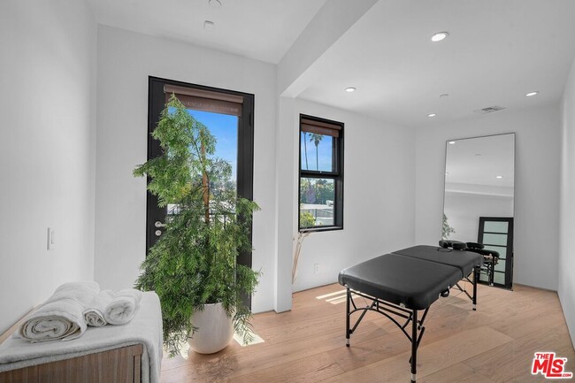 Building Photo - 455 Castle Pl