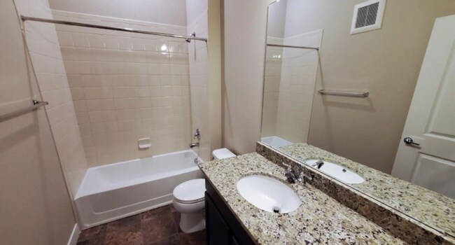 Building Photo - Large 2 Bedroom Condo with Patio!