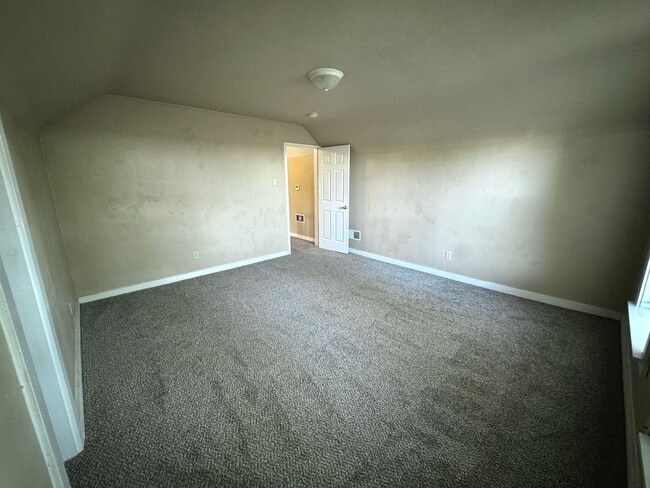 Building Photo - 6 Bedroom / 2 Bathroom House - NEXT TO SEMO's CAMPUS, LARGE YARD, INTERNET INCLUDED