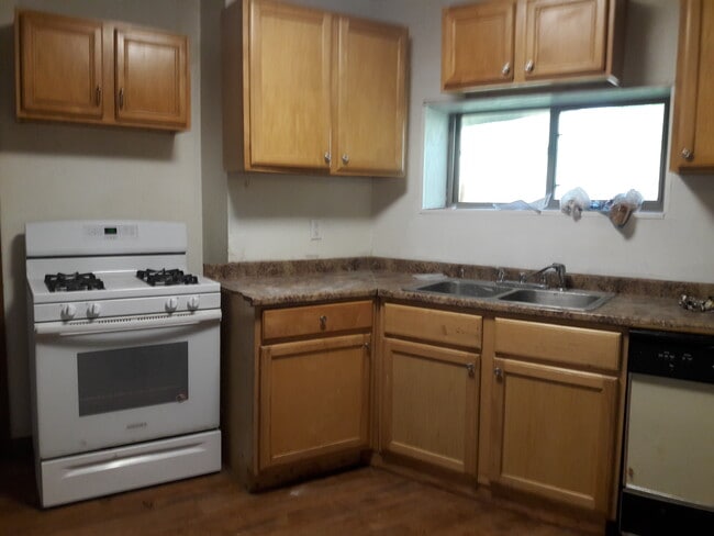 Building Photo - 4900 Parkview Dr