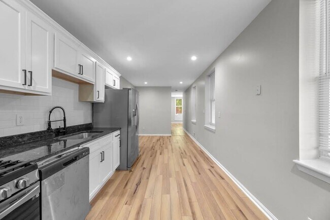 Building Photo - 2042 E Fayette St