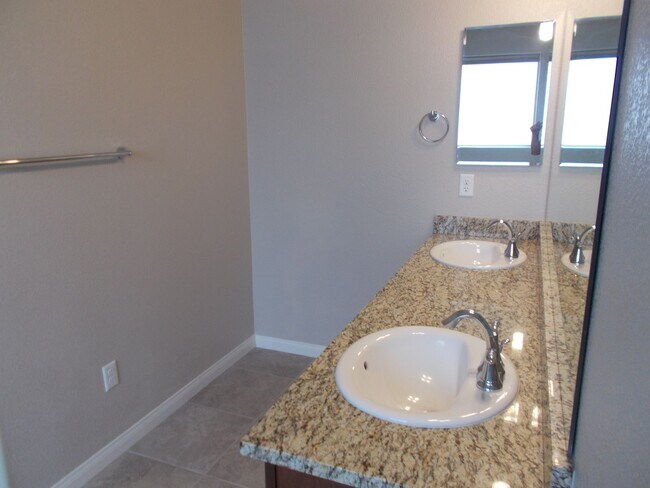 Building Photo - Immaculate 4 BR, 3.5 Bath, 2 Car Garage Ho...