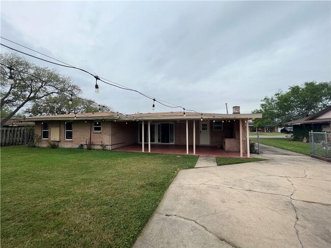 Building Photo - Ranch Style Home with Back Apartment