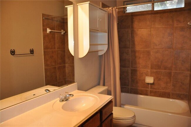 Building Photo - 507 Las Colinas Dr
