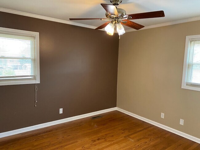 Building Photo - 2103 Chambers Dr NE