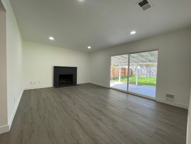 Building Photo - Newly Renovated 3bdrm 2bath Airy Oasis!