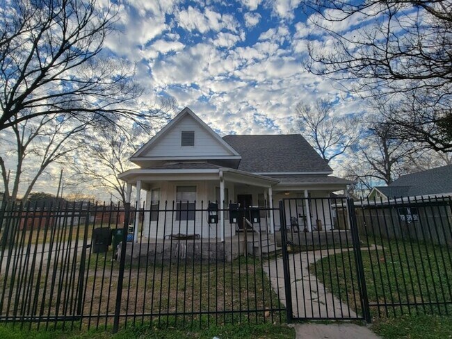 Building Photo - 1905 Chapman St