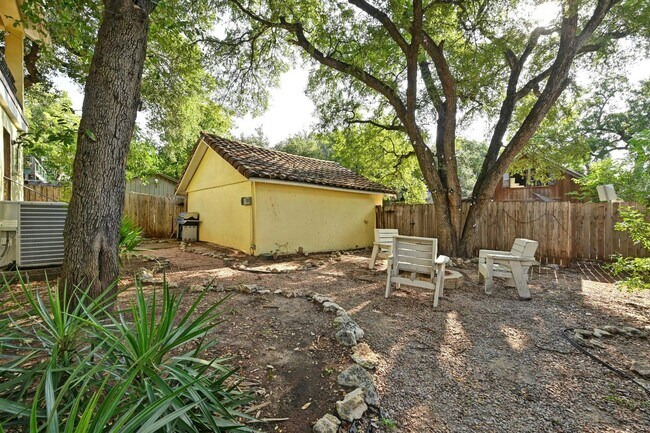 Building Photo - 2829 San Gabriel St