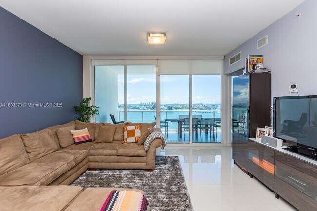 Building Photo - 2020 N Bayshore Dr