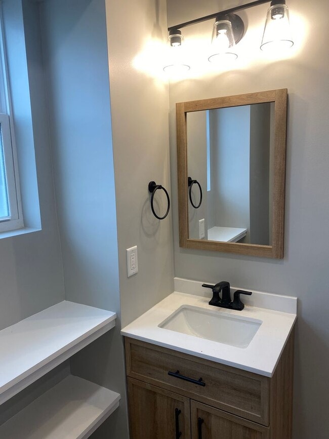 Building Photo - Beautiful Renovated Condo in The Hill