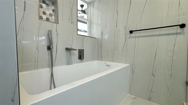 Building Photo - 136 Cherry Tree Ln