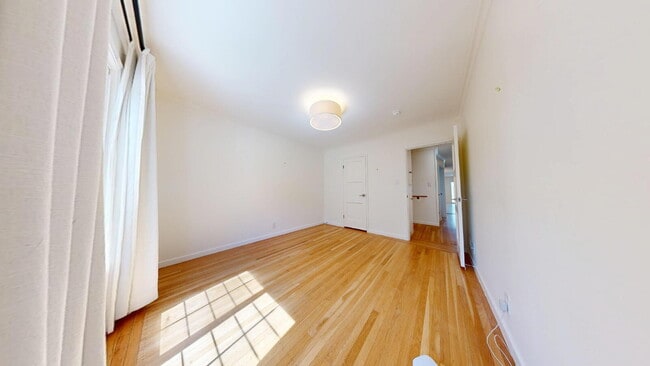 Building Photo - Spacious 3BD/3BA Home with Sunroom, Renova...