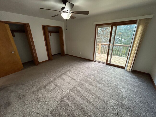 Building Photo - 2 bedroom, 1.5 bath Townhouse