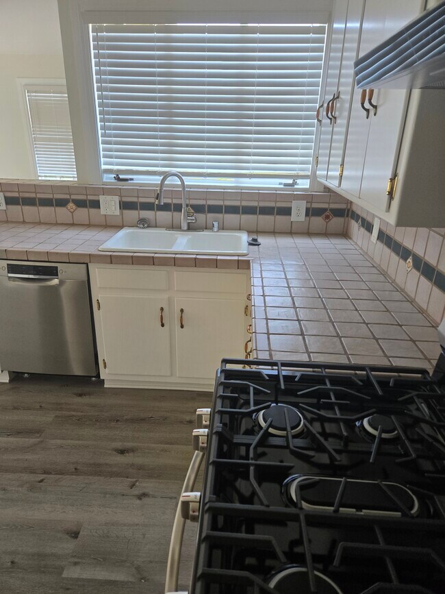 Kitchen - 2632 St George St