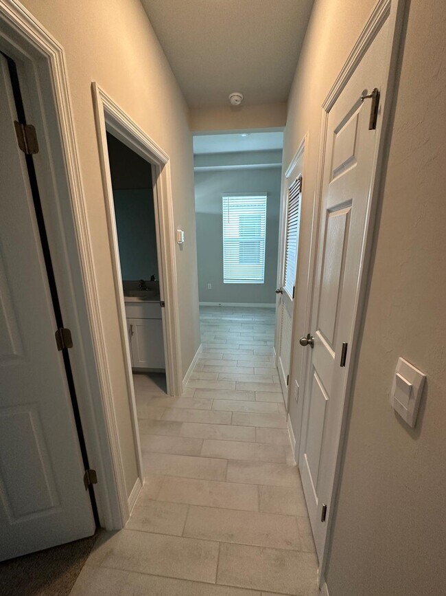 Building Photo - 826 Friendship Cir