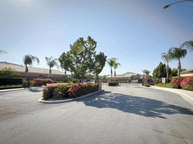 Building Photo - Beautiful 2 Story 5 Bedroom SOLAR Home + L...