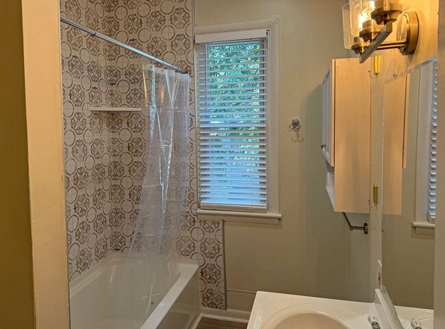Building Photo - Single Family Home Located Near Medical Mi...