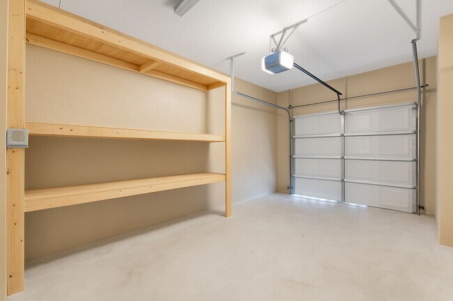 Building Photo - Stunning lakefront townhouse in gated Homestead community.