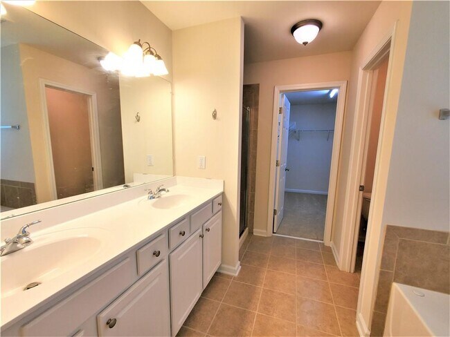 Building Photo - 545 Friars Head Dr NE