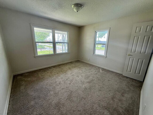 Building Photo - $1100 - 2 bed 1 bath - Single Family Home