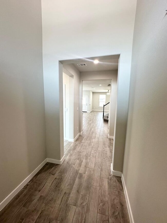 Building Photo - 5 Bedroom 4 Bathroom Ready to Rent ASAP!