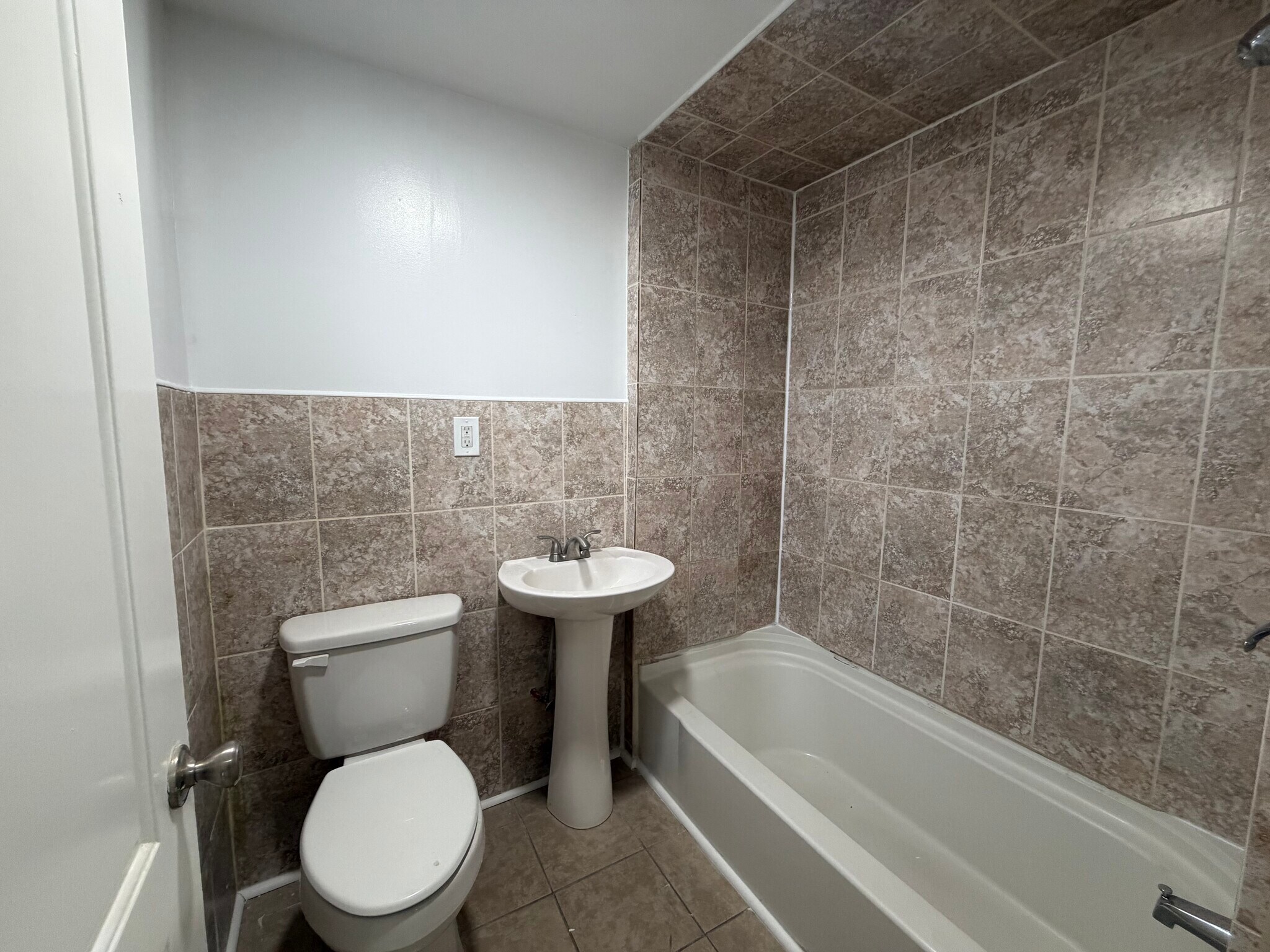 Building Photo - 100 Warren St